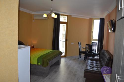 sypialnia z łóżkiem i salon z kanapą w obiekcie ORBI plaza w mieście Batumi