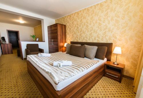 Postel nebo postele na pokoji v ubytování Hotel Merkur