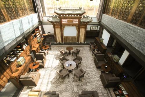 an overhead view of a lobby with couches and tables at Beijing Shichahai Shadow Art Performance Hotel in Beijing