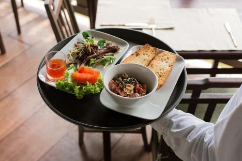 Makanan di atau berdekatan resort