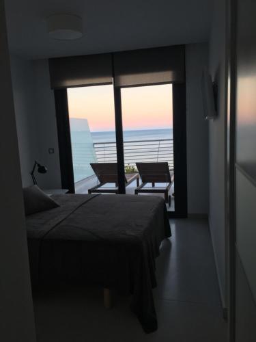 une chambre avec un lit et une vue sur l'océan dans l'établissement Infinity View, à Arenales del Sol