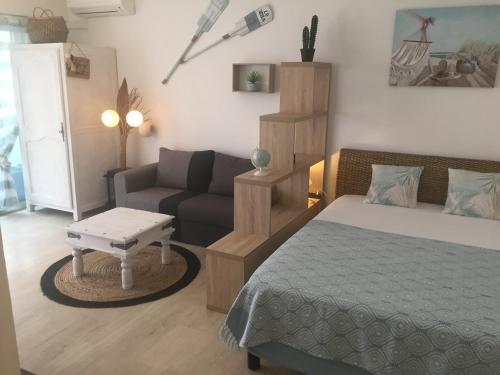 uma sala de estar com uma cama e um sofá em Grand Studio Carrée d'Or - Les Méridiens em Cannes