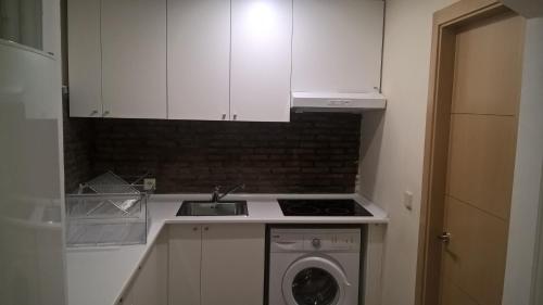 a kitchen with a sink and a washing machine at Luz de la Bahía - Bahía Sur San Fernando Cádiz in San Fernando