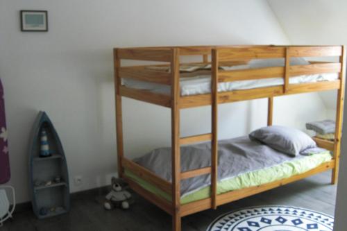 アンブレウーズにあるA l'abri des flotsの二段ベッドルーム(木製の二段ベッド付)