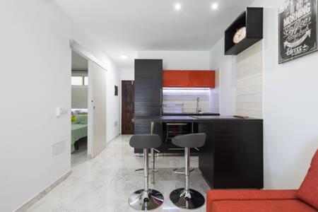 5 min walk from Yumbo 208