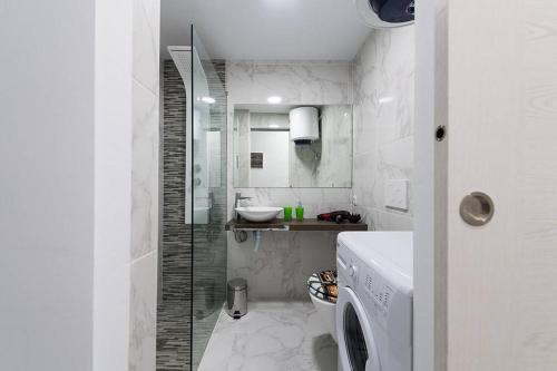 5 min walk from Yumbo 208