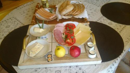 a model of a tray of food with meats and cheese at Słoneczne apartamenty in Sobótka