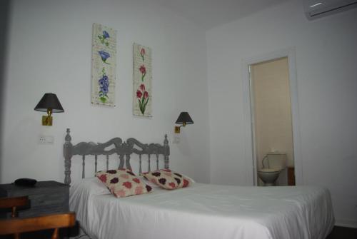 1 dormitorio con 1 cama con 2 almohadas en Hotel Lanjaron, en Lanjarón