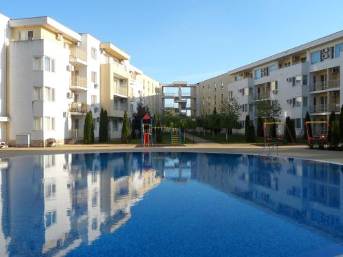 una piscina frente a algunos edificios de apartamentos en Студия Несебър Форт Клуб, en Sunny Beach