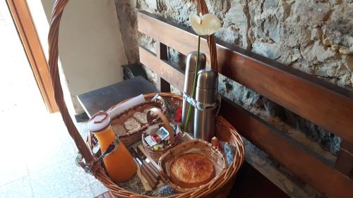 una cesta con un fregadero y un espejo en un mostrador en El Pajar de Lina, en Albarde