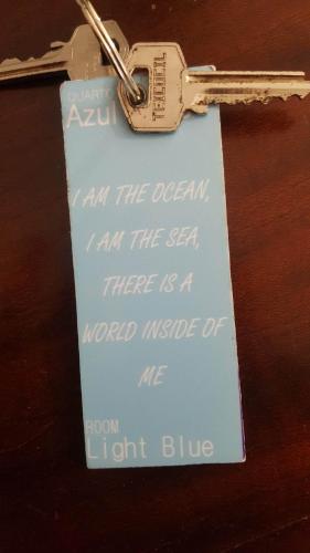 a key chain with a message on it on a table at Residencia Mateus in Faja Grande
