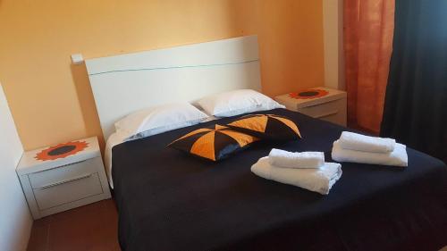a bedroom with a bed with two towels on it at Residencia Mateus in Faja Grande