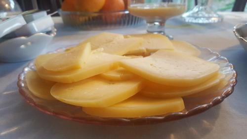 a bowl of sliced apples on a table at Residencia Mateus in Faja Grande