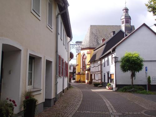 a cobblestone street in a town with white buildings at Ferienhaus Müller in Unkel