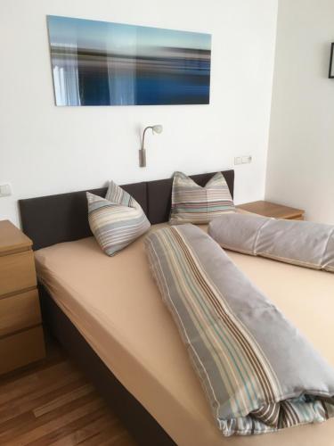 Una cama con dos almohadas encima. en Ferienwohnung Walder, en Mayrhofen