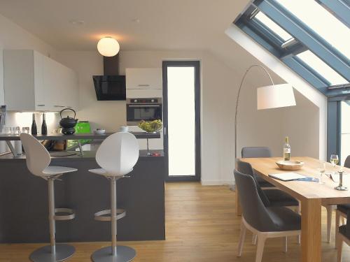a kitchen and dining room with a table and chairs at Tor zum Meer in Helgoland