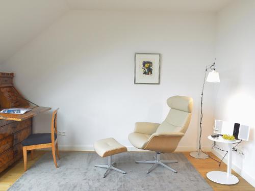 a living room with two chairs and a table at Tor zum Meer in Helgoland