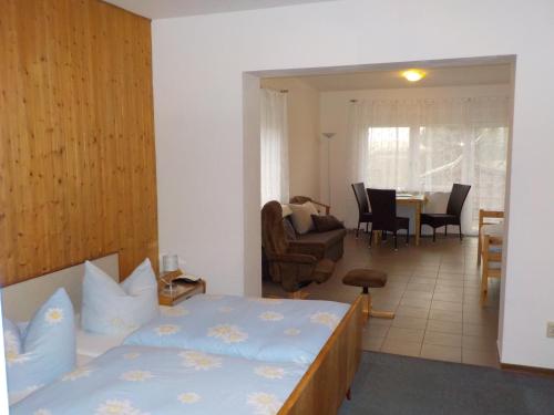 um quarto com uma cama e uma sala de estar em Gasthof Bergquelle em Wandlitz