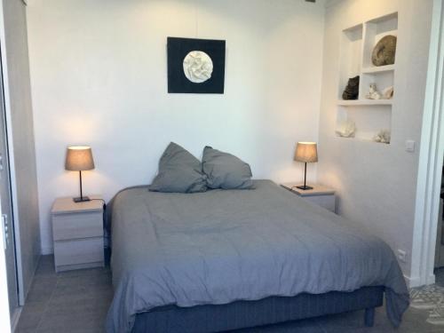 Säng eller sängar i ett rum på Cabanon Marseillais 45 m2 sur l'eau à Malmousque