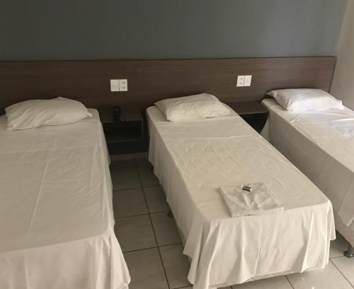 Łóżko lub łóżka w pokoju w obiekcie Hotel Comodoro