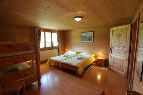 Un pat sau paturi într-o cameră la B&B Le Berceau