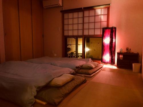 A bed or beds in a room at Minpaku Momotaro Bekkan