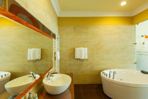 a bathroom with two sinks and a tub at Complex Villas Kaliakra & Gradina in Bŭlgarevo