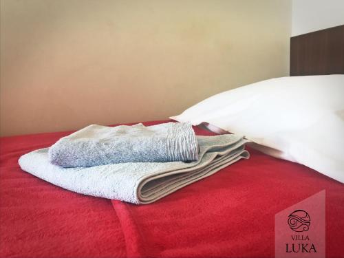 Una cama o camas en una habitación de Apartments Villa Luka