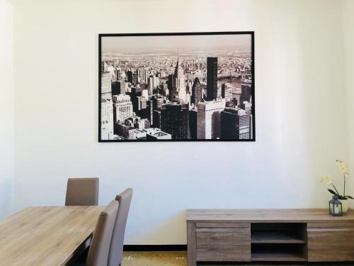 ein Schwarz-Weiß-Foto einer Stadt in der Unterkunft Appartamento "Dolce Nelly" in Sestri Levante