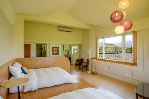 行健村的住宿－宜蘭明水露渡假民宿，一间卧室设有一张床、一个窗口和一张桌子
