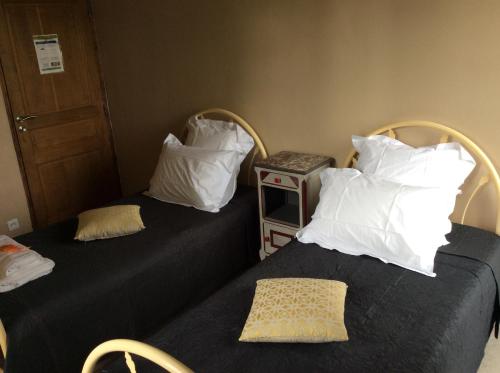 two beds sitting next to each other in a room at Chambre d'hotes la Quercynoise in Montaigu-de-Quercy