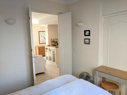 une chambre blanche avec un lit et une cuisine dans l'établissement Citilet 6 Bright, open-plan with large terrace, à Cannes