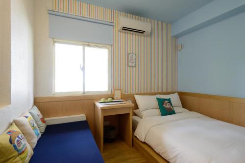 a small room with two beds and a window at Ming Shui Lu Homestay in Xingjian