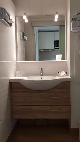 a bathroom with a sink and a mirror at Lou Paradou in Gréoux-les-Bains