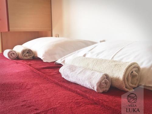Una cama o camas en una habitación de Apartments Villa Luka