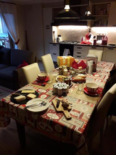 una mesa con un mantel con comida. en Berlot, en Morgex