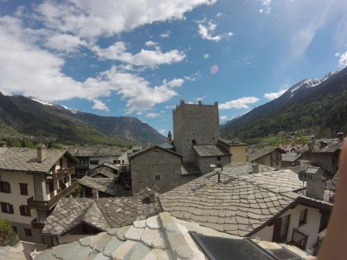 uma vista para uma cidade com edifícios e montanhas em Berlot em Morgex