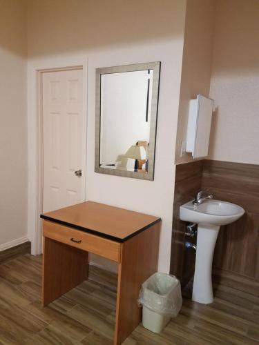 a bathroom with a sink and a mirror at Boston Hotel in San Francisco