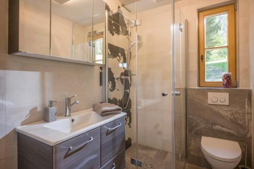 A bathroom at Chalet Auszeit