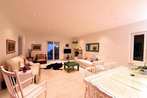 a living room with a couch and a table at Da Sofia in Pelekas