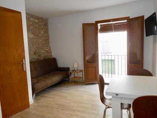 ein Wohnzimmer mit Sofa und Tisch in der Unterkunft Casa casco antiguo, junto al Bufador in Peñíscola