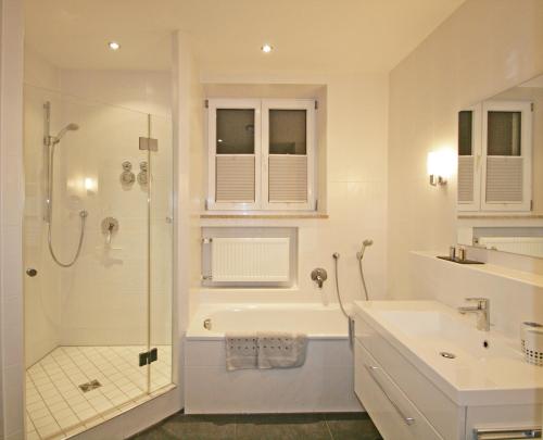 y baño con bañera, ducha y lavamanos. en Ferienwohnung Am Kurpark -Wohnung 2,90qm- en Garmisch-Partenkirchen