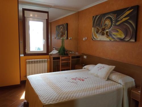 Ένα ή περισσότερα κρεβάτια σε δωμάτιο στο Hostal Residencia Bahía
