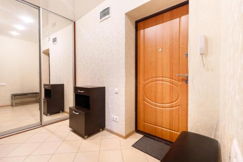トムスクにあるКвартиры на Мираのバスルーム(木製のドア、鏡付)