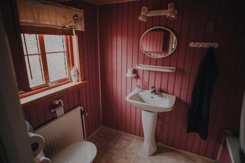 Ett badrum på Turf House Cottage - Near Airport
