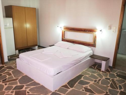 a bedroom with a white bed in a room at Arleta's Sunny Guesthouse in Prinos