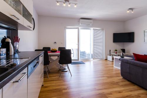 Μια τηλεόραση ή/και κέντρο ψυχαγωγίας στο Apartman Orlando