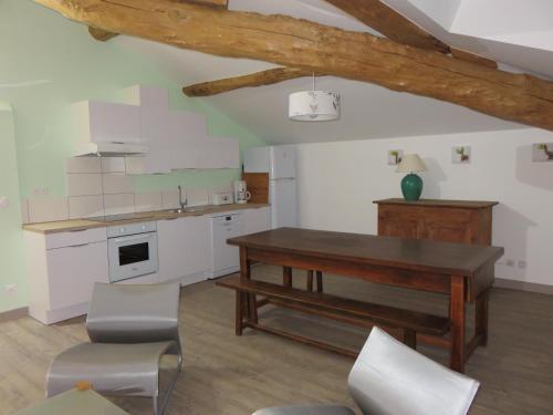 cocina con mesa y sillas en una habitación en Gîtes Dans une Maison d'hôtes "Lieu Dit Cruzel" en Moissac