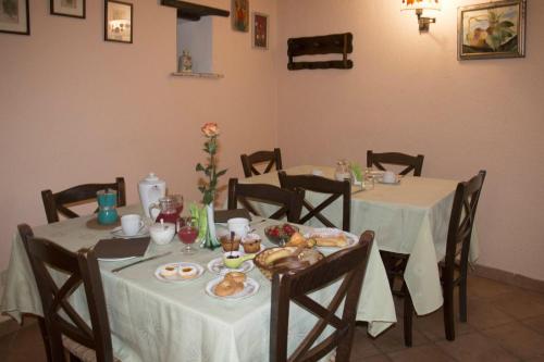 d'une salle à manger avec deux tables et de la nourriture. dans l'établissement Country House La Scortica, à Beverino