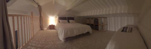 ein Schlafzimmer mit einem Bett und einer Lampe in der Unterkunft Domaine de Mont Redon in Le Puech